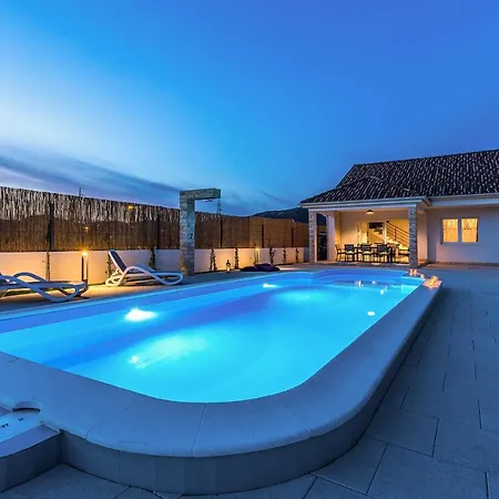 Juhuhu * Dubrava (Sibenik-Knin)