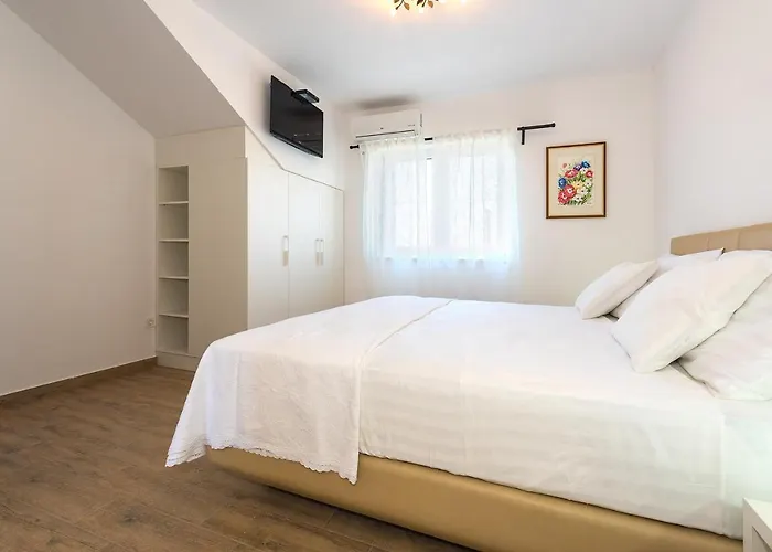 Juhuhu * Dubrava (Sibenik-Knin)